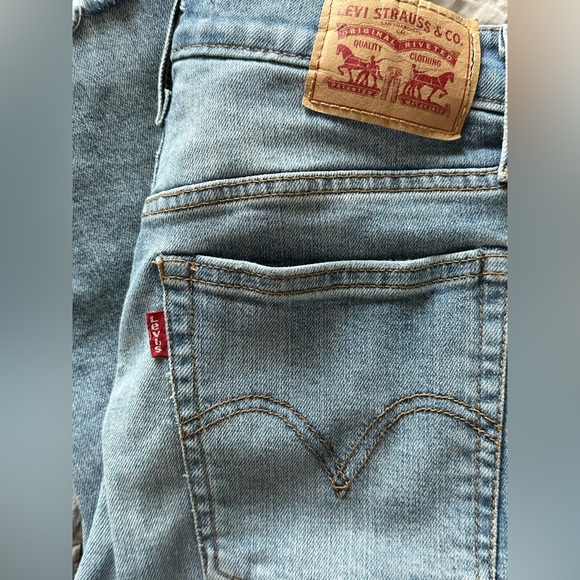 Levi’s jeans wedgie fit skinny pant with distressing. - Picture 2 of 7